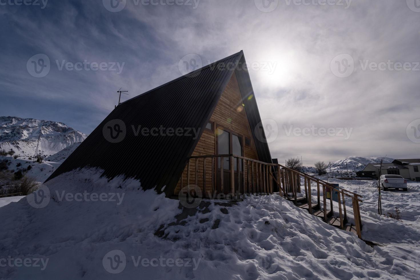 ein Holzhaus, umgeben von Schnee. ein Erholungsgebiet in den Bergen foto