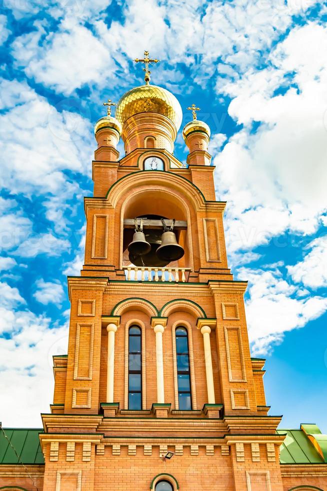 christliches Kirchenkreuz im hohen Kirchturm zum Gebet foto