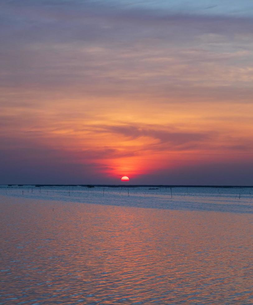 landschaft aussicht panorama sommer meer wind wellen kühl urlaub ruhig küste sonnenuntergang himmel licht orange golden abend tag blick ruhig natur tropisch schön meer wasser reisen bangsaen strand thailand foto