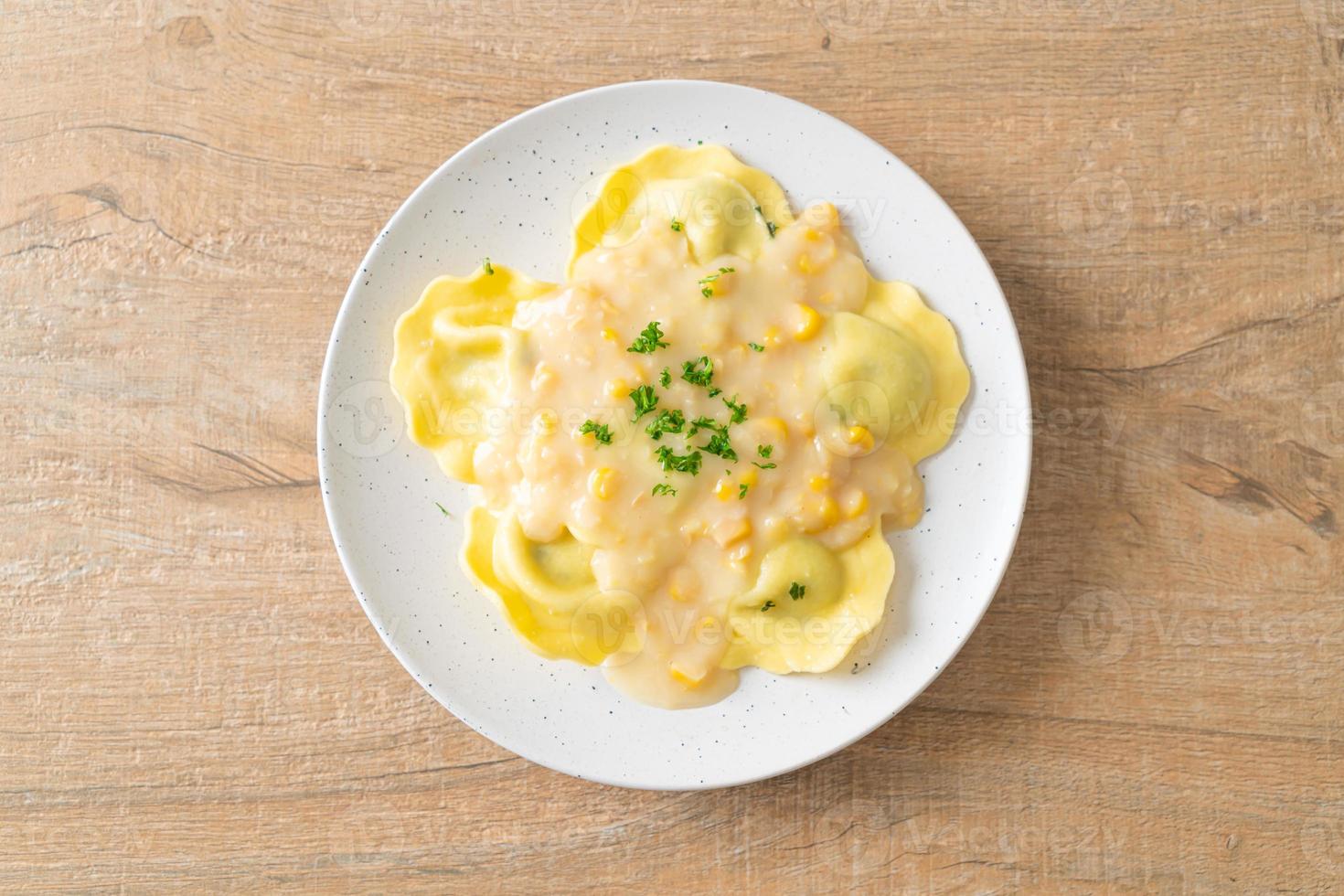 Ravioli-Nudeln mit Mais-Käse-Sauce foto