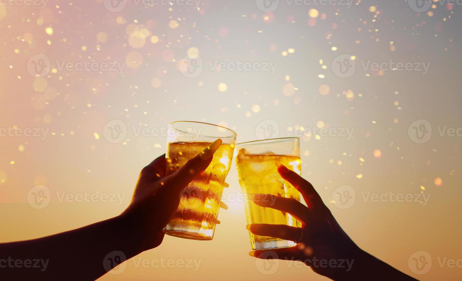 Bierglas feiert sanft gefärbte Biergetränke, Freundschaften, Zusammenkünfte, am Meer, entspannte Tage und Essen und Trinken. feieridee mit kopierraum foto