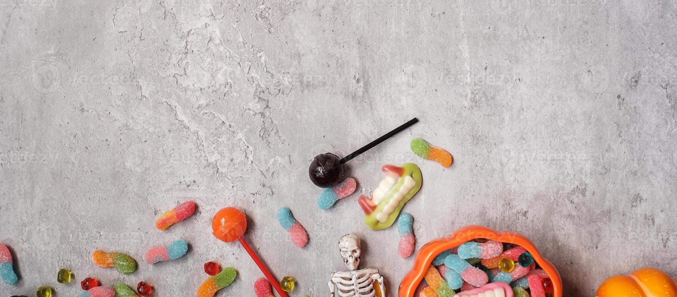 fröhlicher halloween-tag mit geisterbonbons, kürbis, schüssel und dekorativ. trick oder bedrohung, hallo oktober, herbst, festliches, party- und feiertagskonzept foto