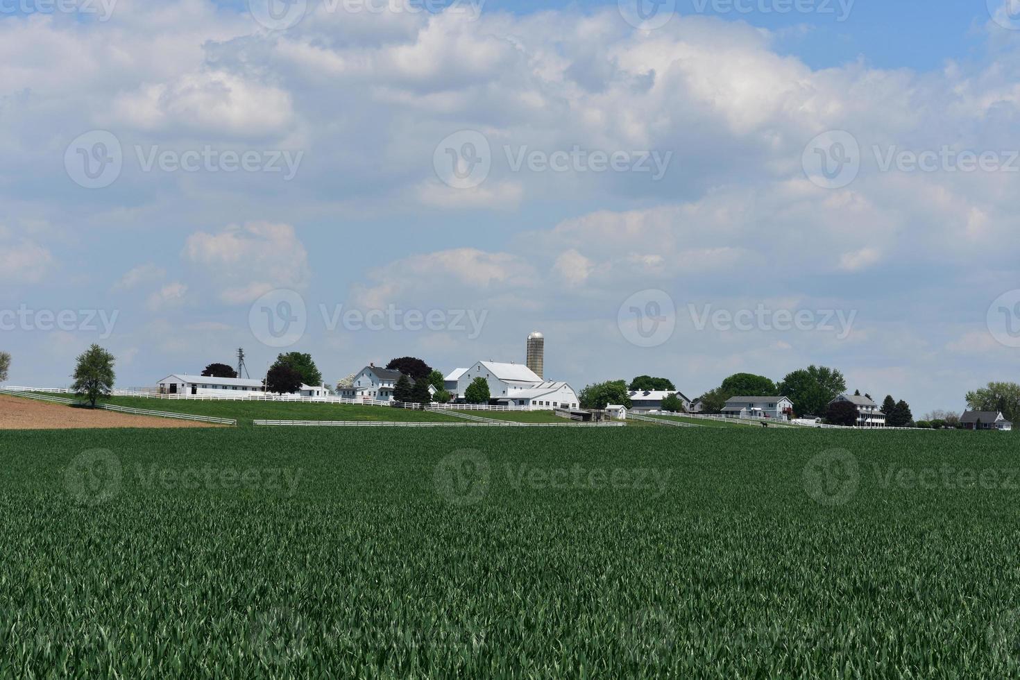 Wunderschönes Ackerland in Lancaster County mit Silos, einer Scheune und Feldern foto