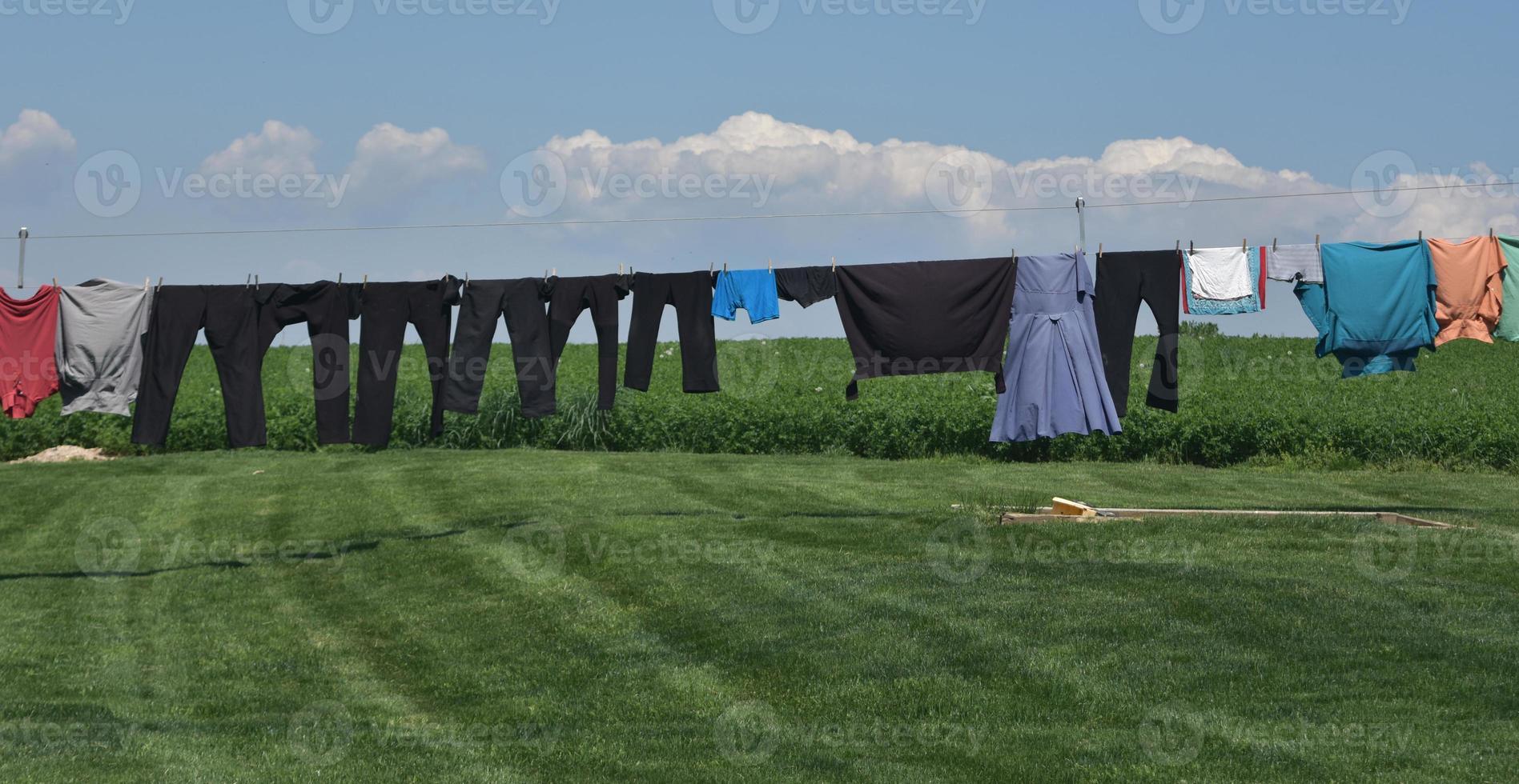 Mennonitische Kleidung, die an einer Wäscheleine hängt foto