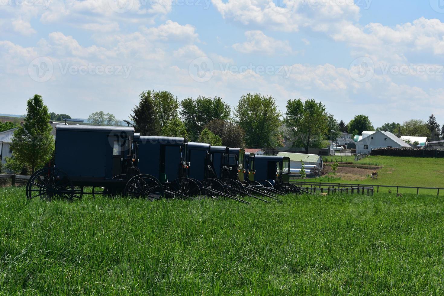 Farm mit geparkten Amish-Buggys und Karren foto