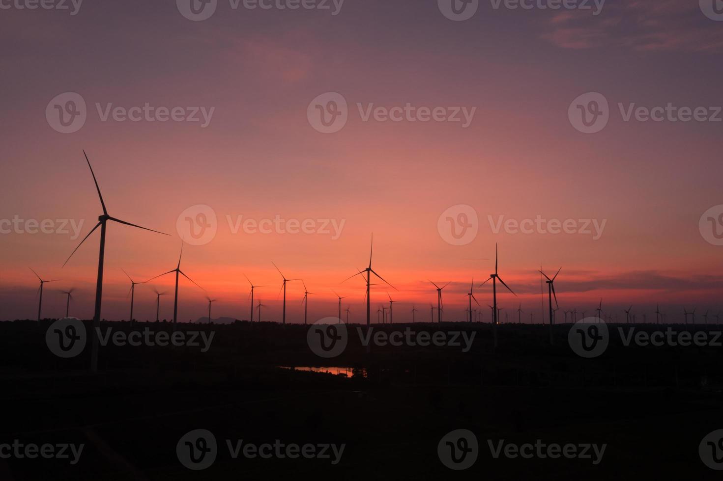 Konzept der erneuerbaren Energiequellen, grüne Energie. innovative Windkraftanlage nachhaltige Stromquelle ist die Erhaltung der globalen Umwelt. Windenergietechnik zur Erhaltung von Ökosystemen. foto