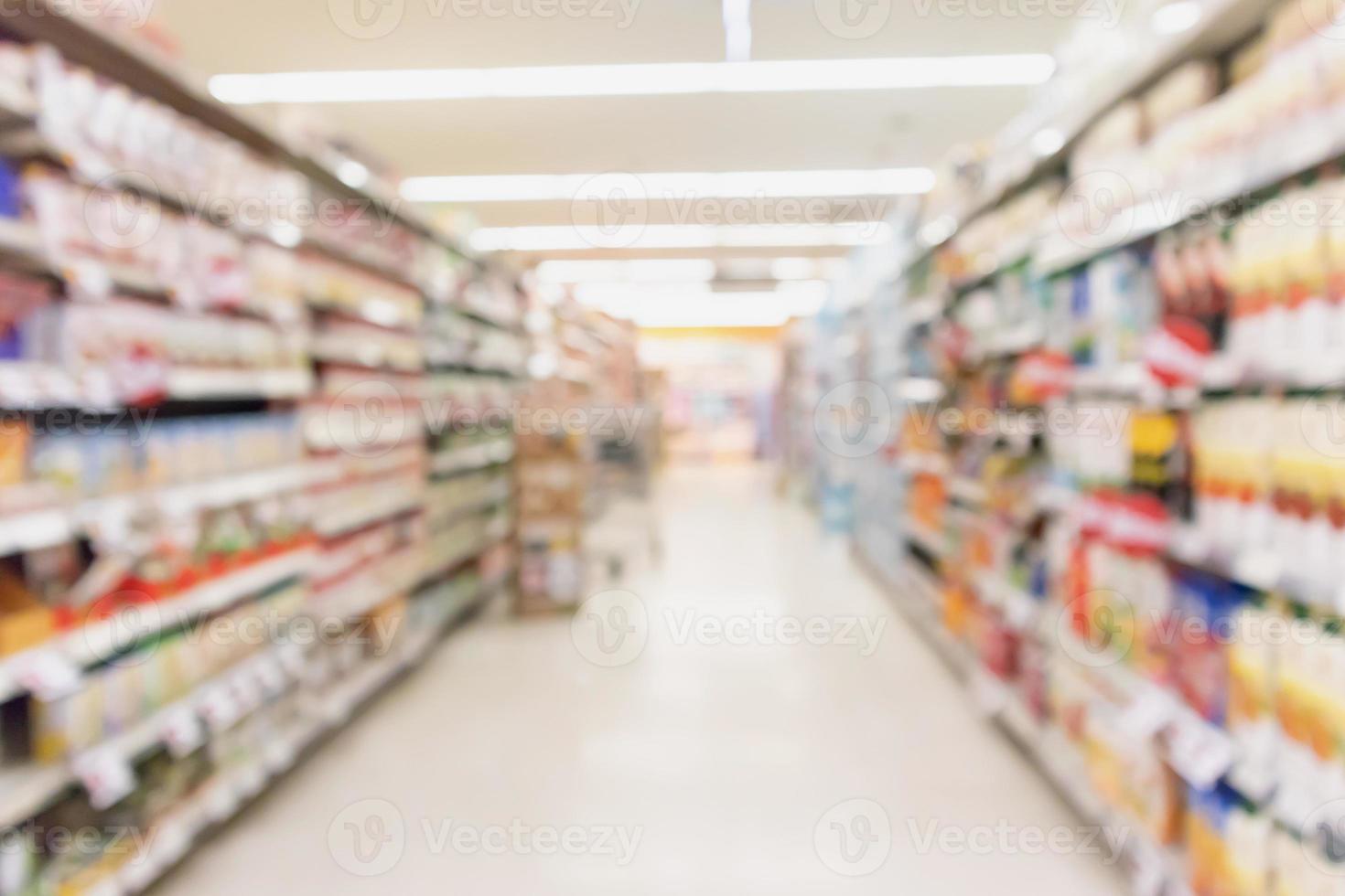 leerer supermarktgang mit produkt auf regalen verschwommener hintergrund foto