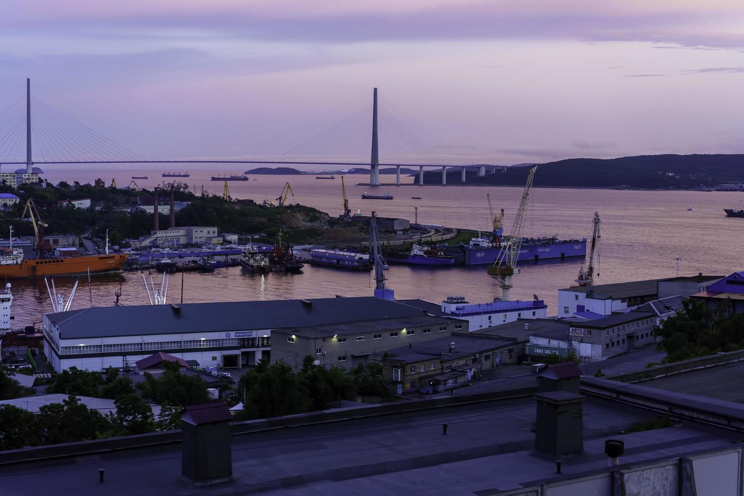 wladiwostok, russland - 3. juli 2022 stadtbild mit blick auf die bucht von diomede foto