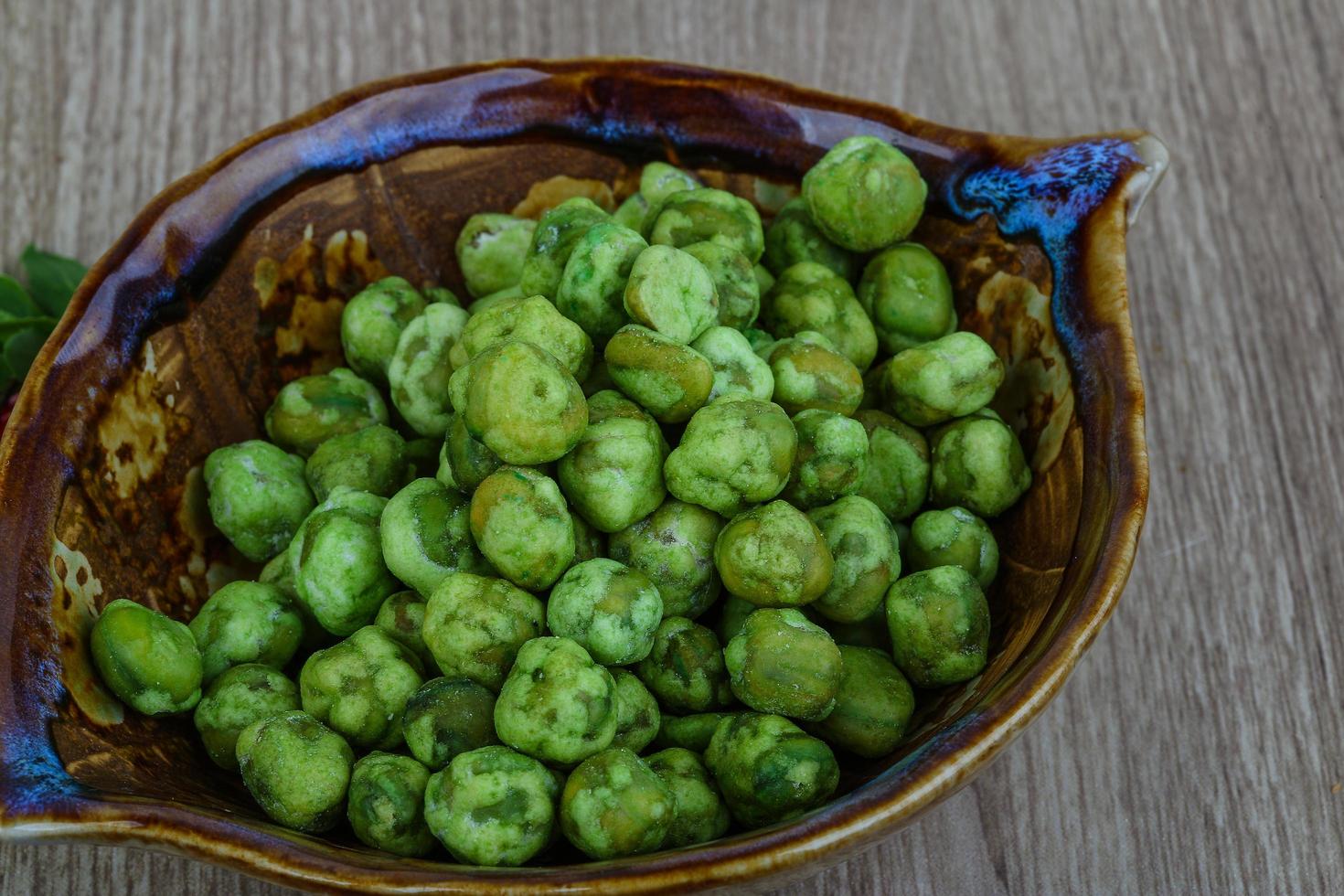 Wasabi-Erbsen auf Holz foto