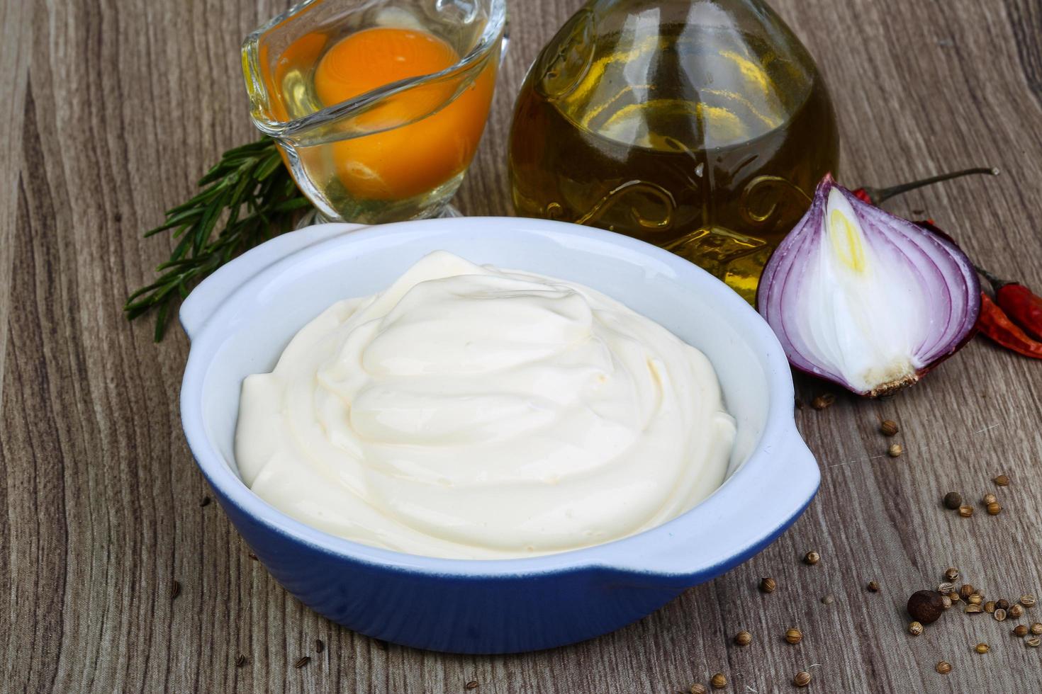 Mayonnaise-Sauce auf Holz foto