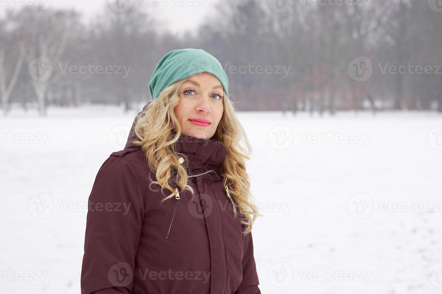 Frau im schneebedeckten Park im Winter foto