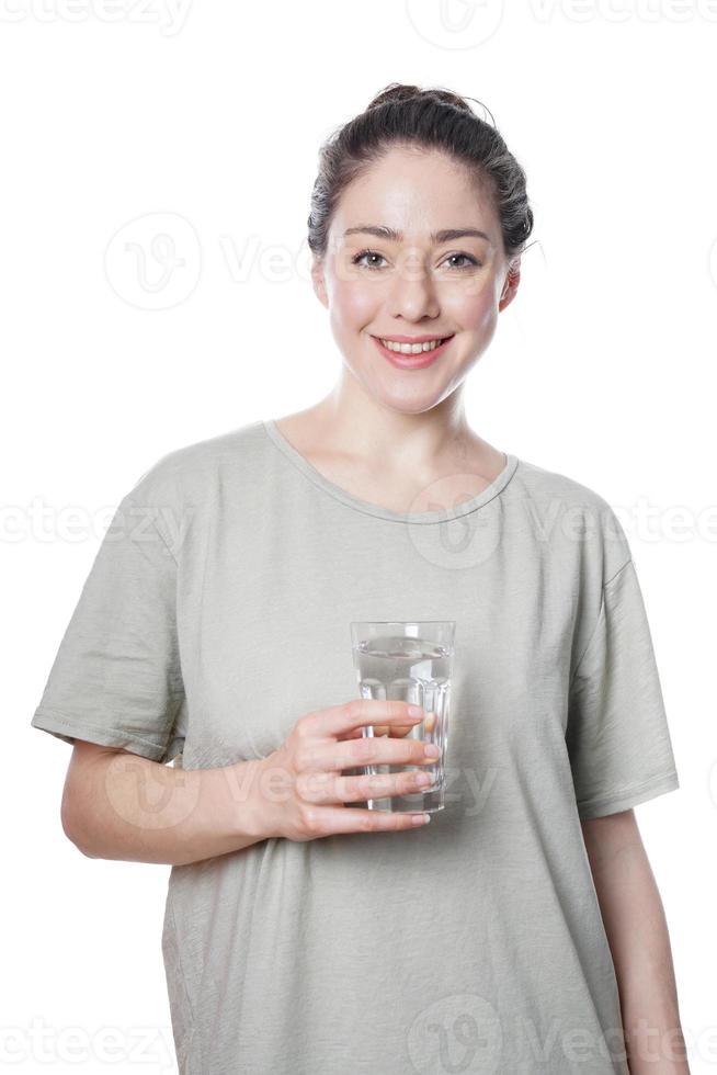 fröhliche junge Frau mit Glas Wasser foto