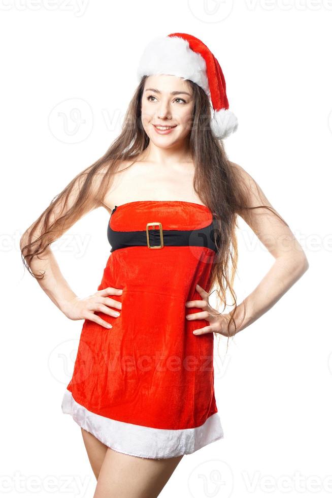 junge frau, die als miss santa im weihnachtskostüm verkleidet ist foto