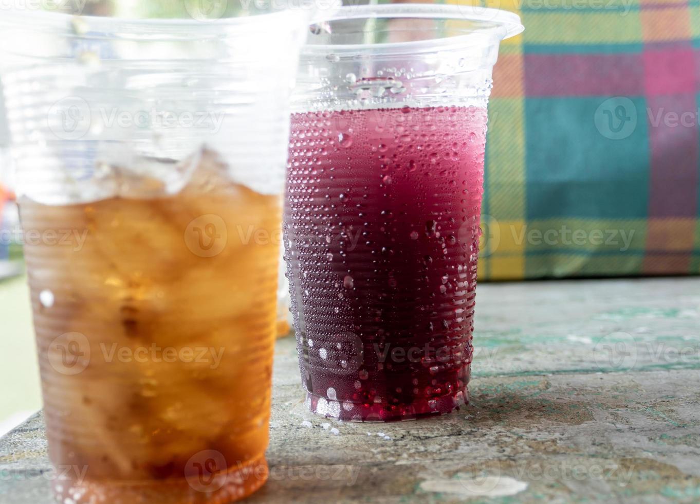 Softdrink und Eis in den Einweg-Plastikgläsern foto