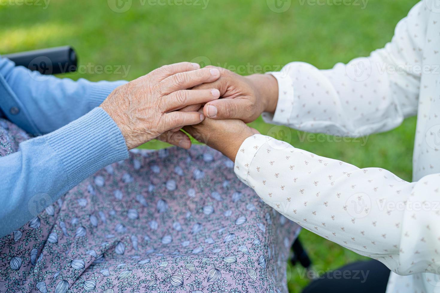 Händchen haltend asiatische Seniorin oder ältere alte Dame Patientin mit Liebe, Sorgfalt, Ermutigung und Empathie auf der Krankenstation, gesundes, starkes medizinisches Konzept foto