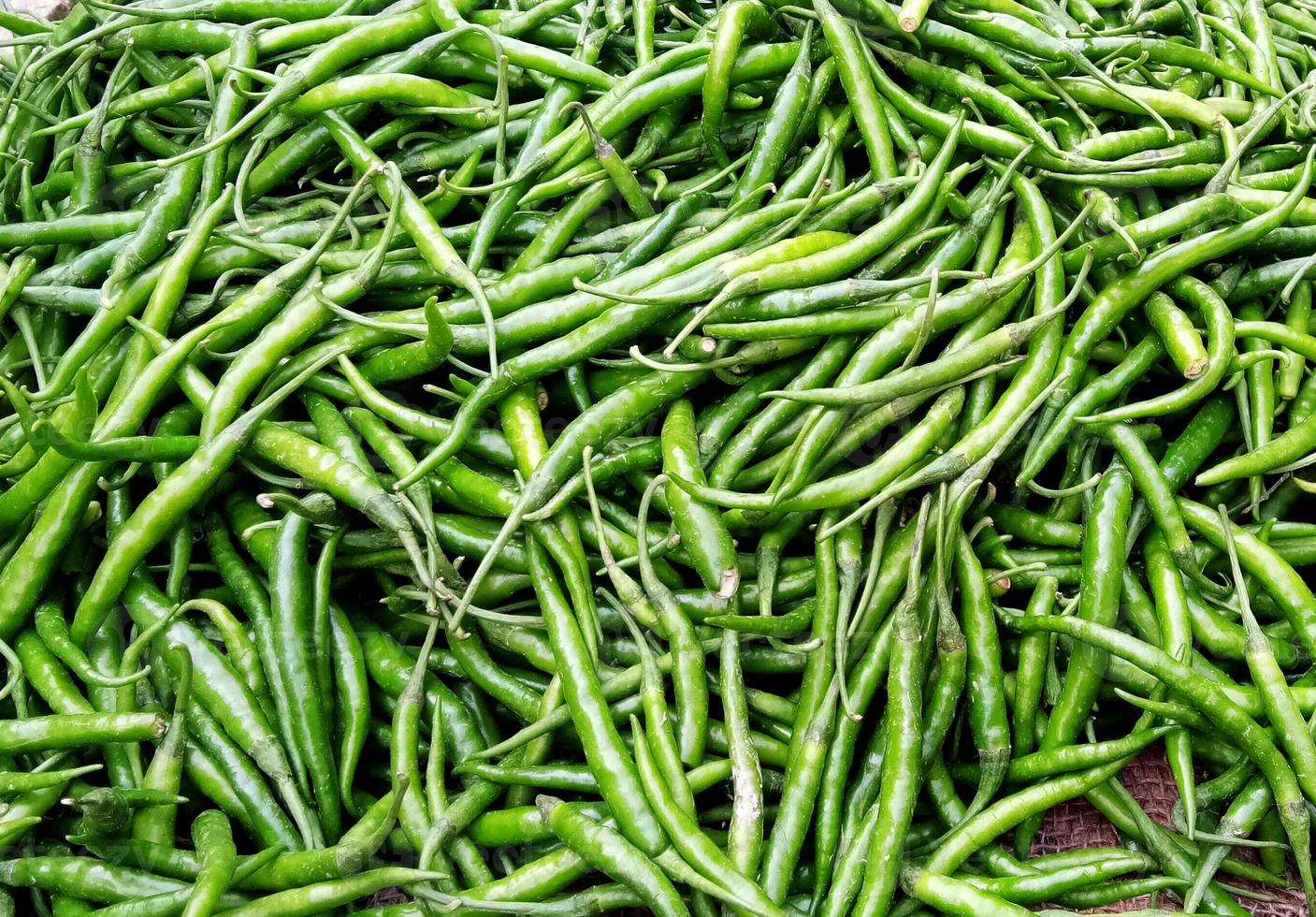 frische grüne Chilis werden auf dem Markt verkauft foto