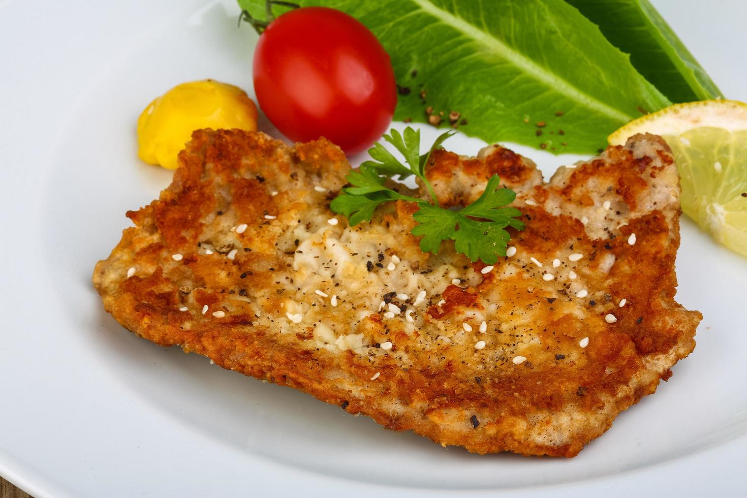 Schweineschnitzel auf dem Teller Nahaufnahme foto