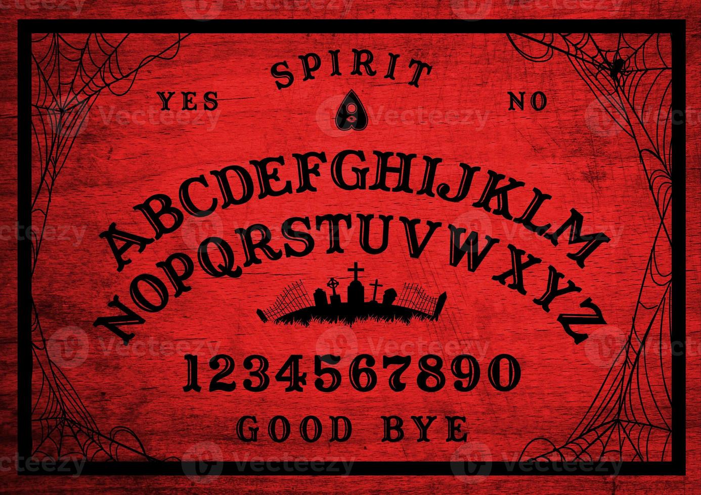 Halloween-Ouija-Brett auf Holzstruktur. Planchette spielen mit rufenden Seelen und Dämonen. Parteiplakat. Grafik, Kalligrafie, Typografie, Alphabet, Buchstaben, Zahlen und Web. Skyline des Friedhofs. foto