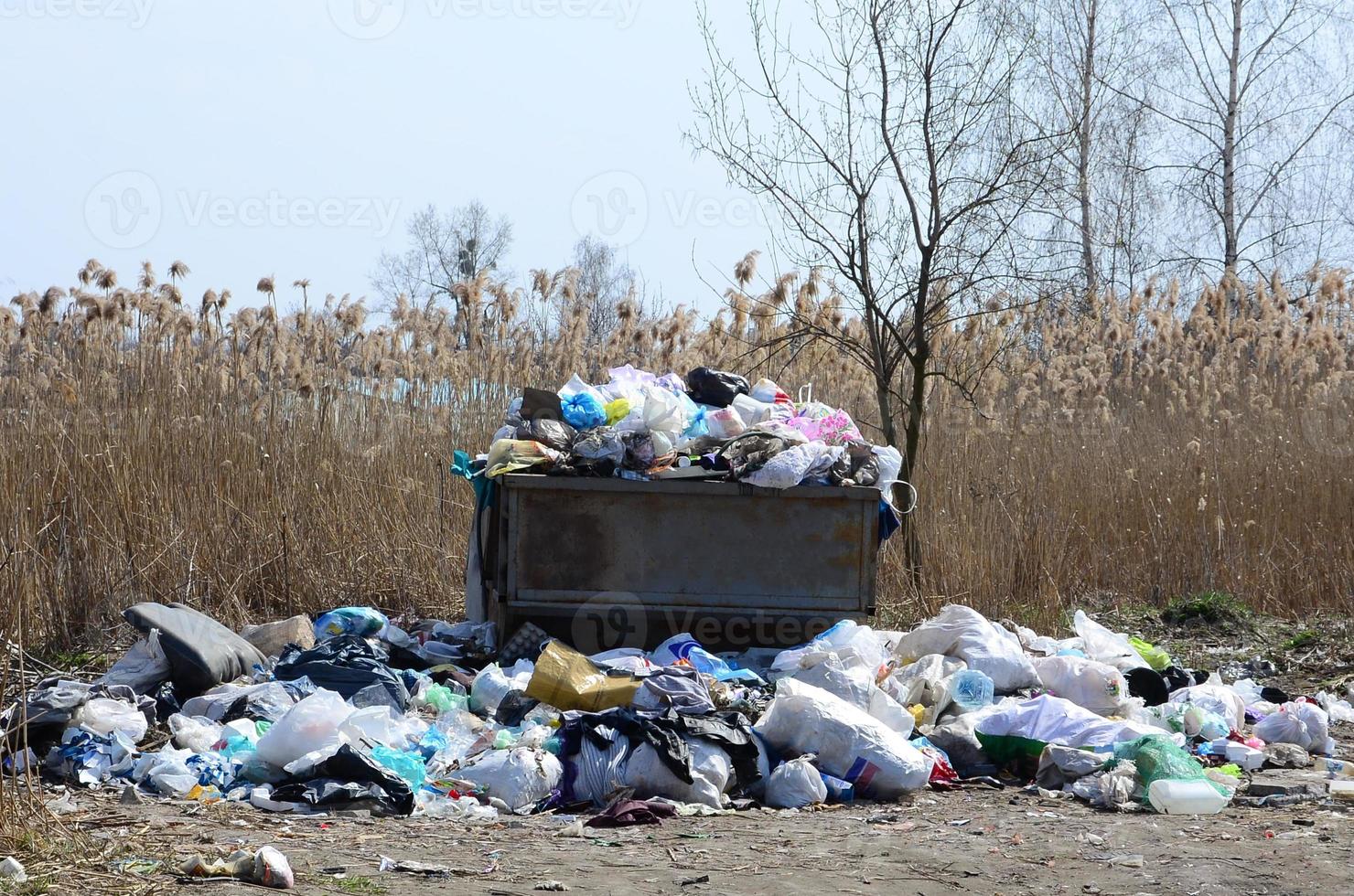 die mülltonne ist vollgepackt mit müll und abfall. vorzeitige Beseitigung von Müll in besiedelten Gebieten foto