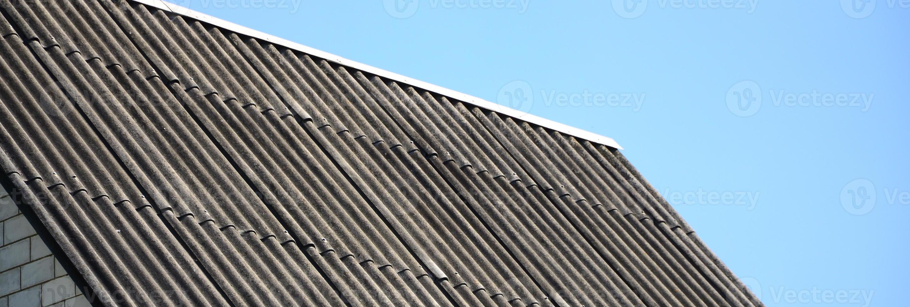 Zitternde weiße Dächer bringen coole Einsparungen auf dem Dachboden foto