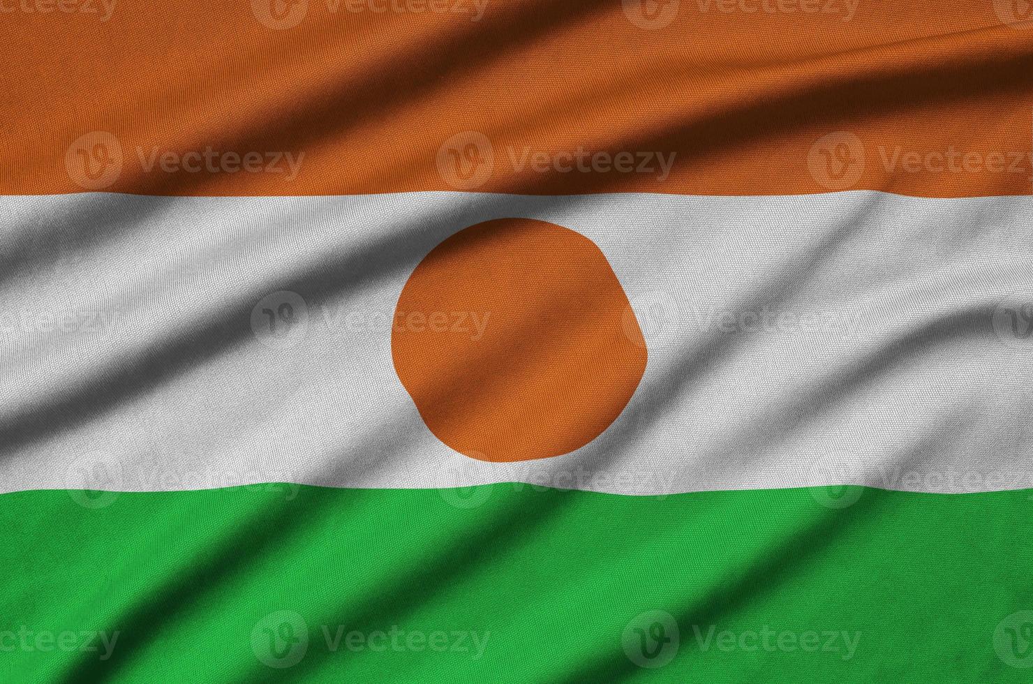 Die niger-Flagge ist auf einem Sportstoff mit vielen Falten abgebildet. Sportteam-Banner foto