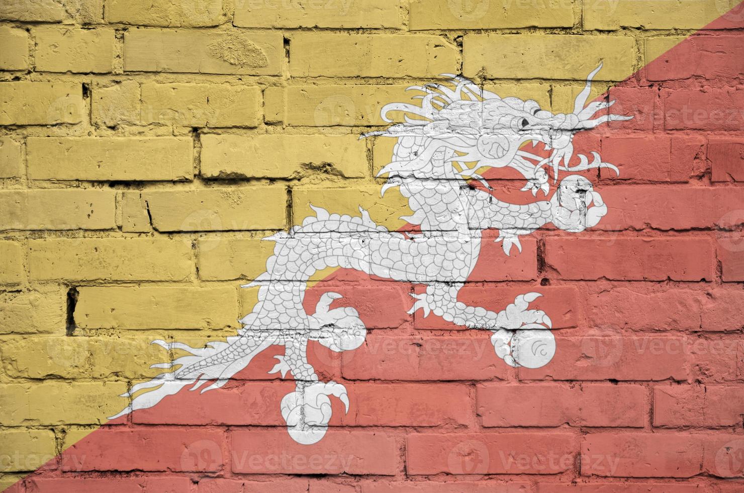 Bhutan-Flagge ist auf eine alte Mauer gemalt foto