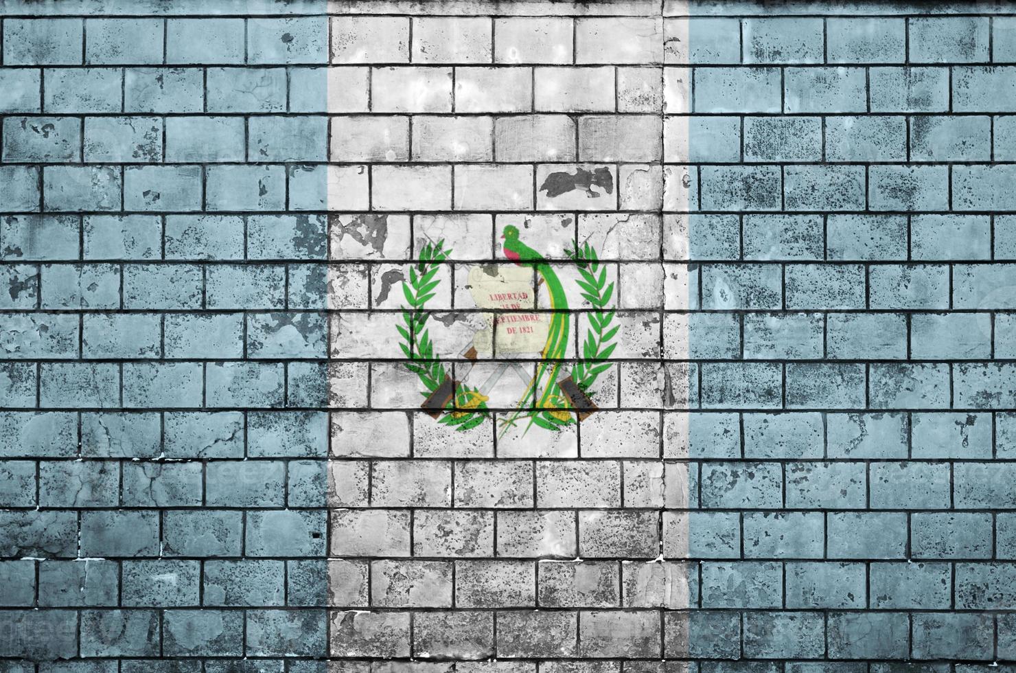 guatemala-flagge ist auf eine alte mauer gemalt foto