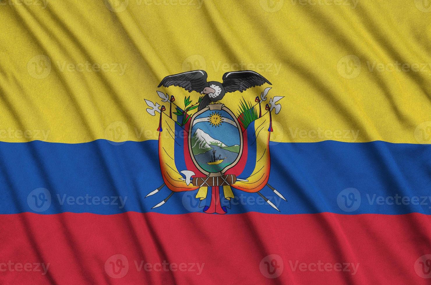 die ecuador-flagge ist auf einem sportstoff mit vielen falten abgebildet. Sportteam-Banner foto