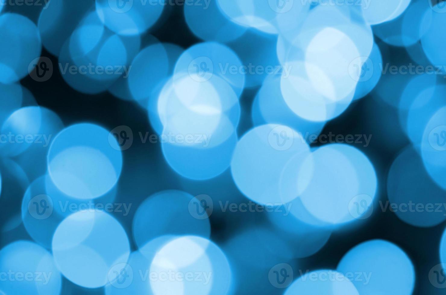 blauer festlicher weihnachtseleganter abstrakter hintergrund mit vielen bokeh-lichtern. defokussiertes künstlerisches Bild foto