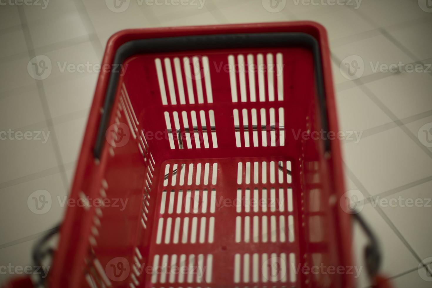 Korb für Produkte. roter Korb im Laden. Einkaufswagenteile. foto