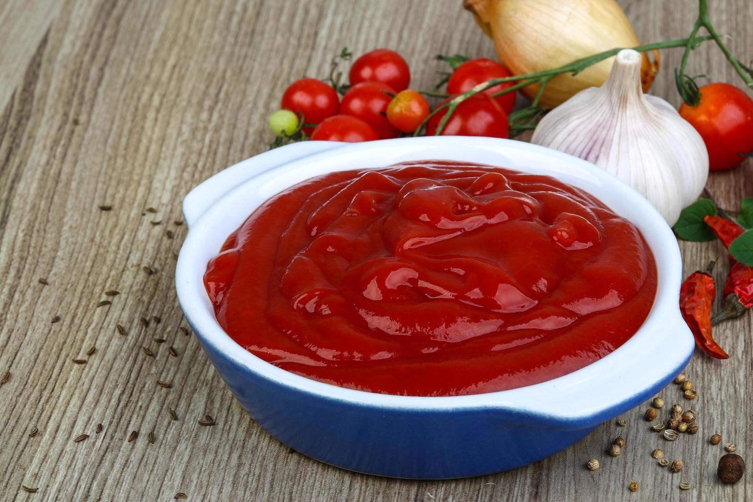 Tomatenketchup auf Holz foto