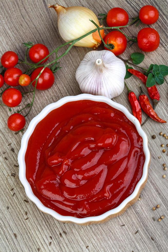 Tomatenketchup auf Holz foto