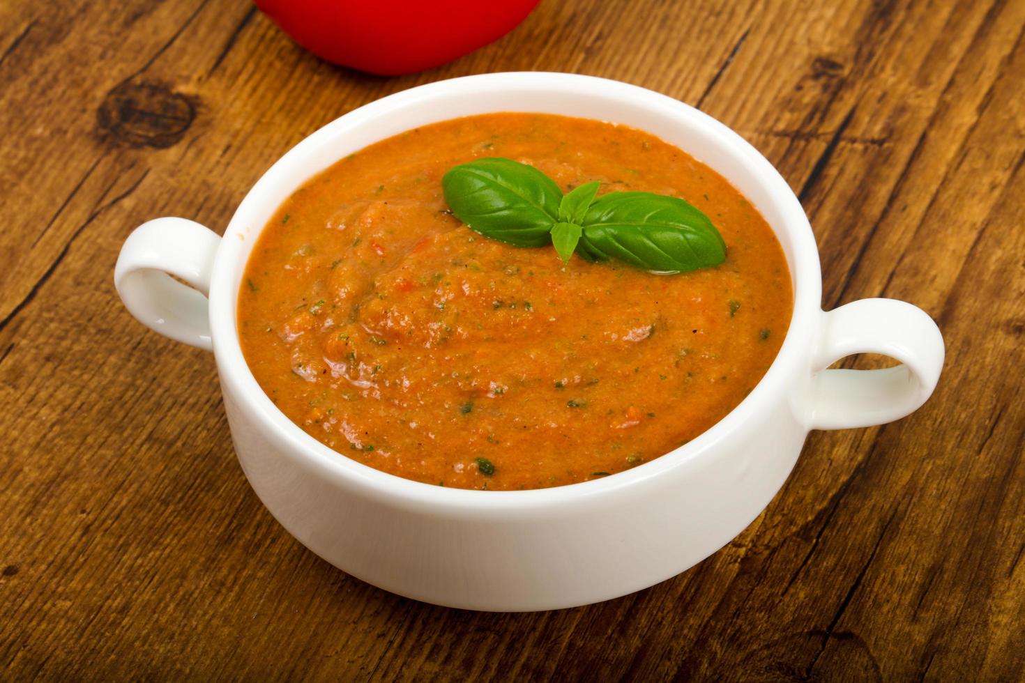 Gazpacho-Suppe in einer Schüssel auf Holzhintergrund foto