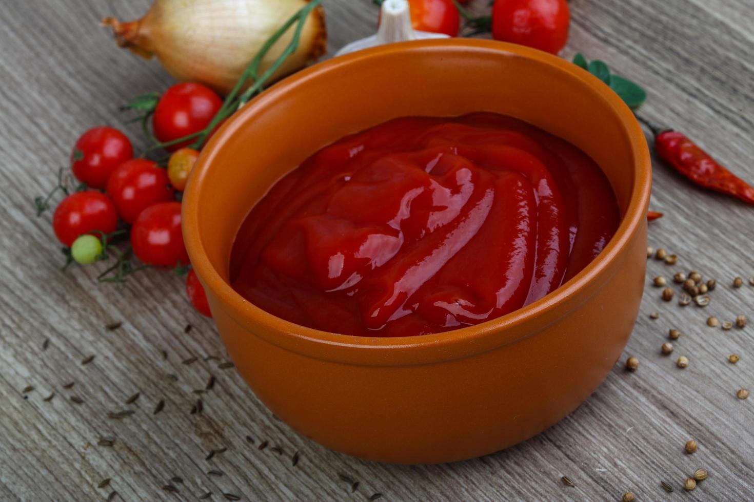 Tomatenketchup auf Holz foto