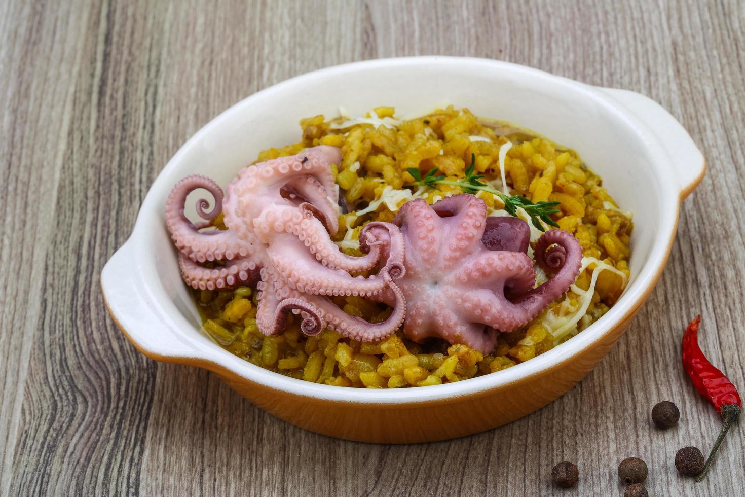 Risotto mit Meeresfrüchten in einer Schüssel auf Holzhintergrund foto