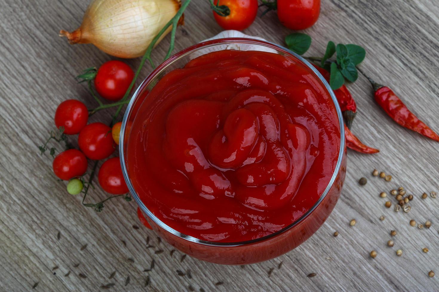 Tomatenketchup auf Holz foto