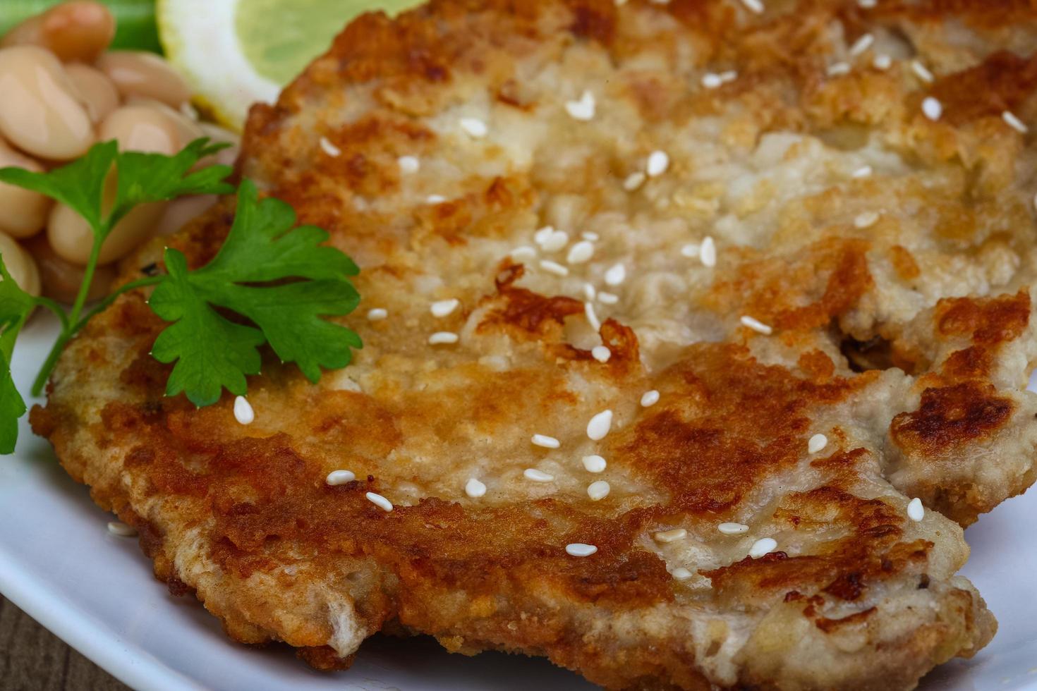 Schweineschnitzel auf dem Teller Nahaufnahme foto