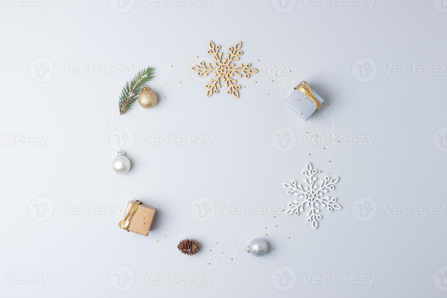 minimale komposition mit weihnachtsdekoration und weihnachtsbaum auf grauem hintergrund. flach liegend, kopierraum foto