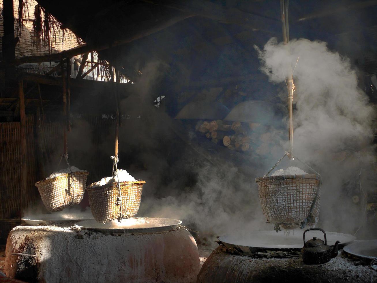 die alte methode des abbaus von steinsalz im bambuskorb nan thailand foto