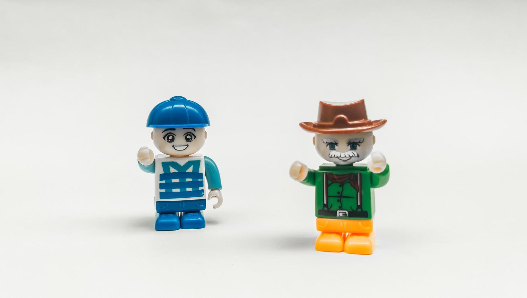 oktober 2022, jakarta indonesien, lego minifigure studiofoto auf weißem hintergrund. lego ist auf der ganzen welt bei kindern und sammlern sehr beliebt. foto