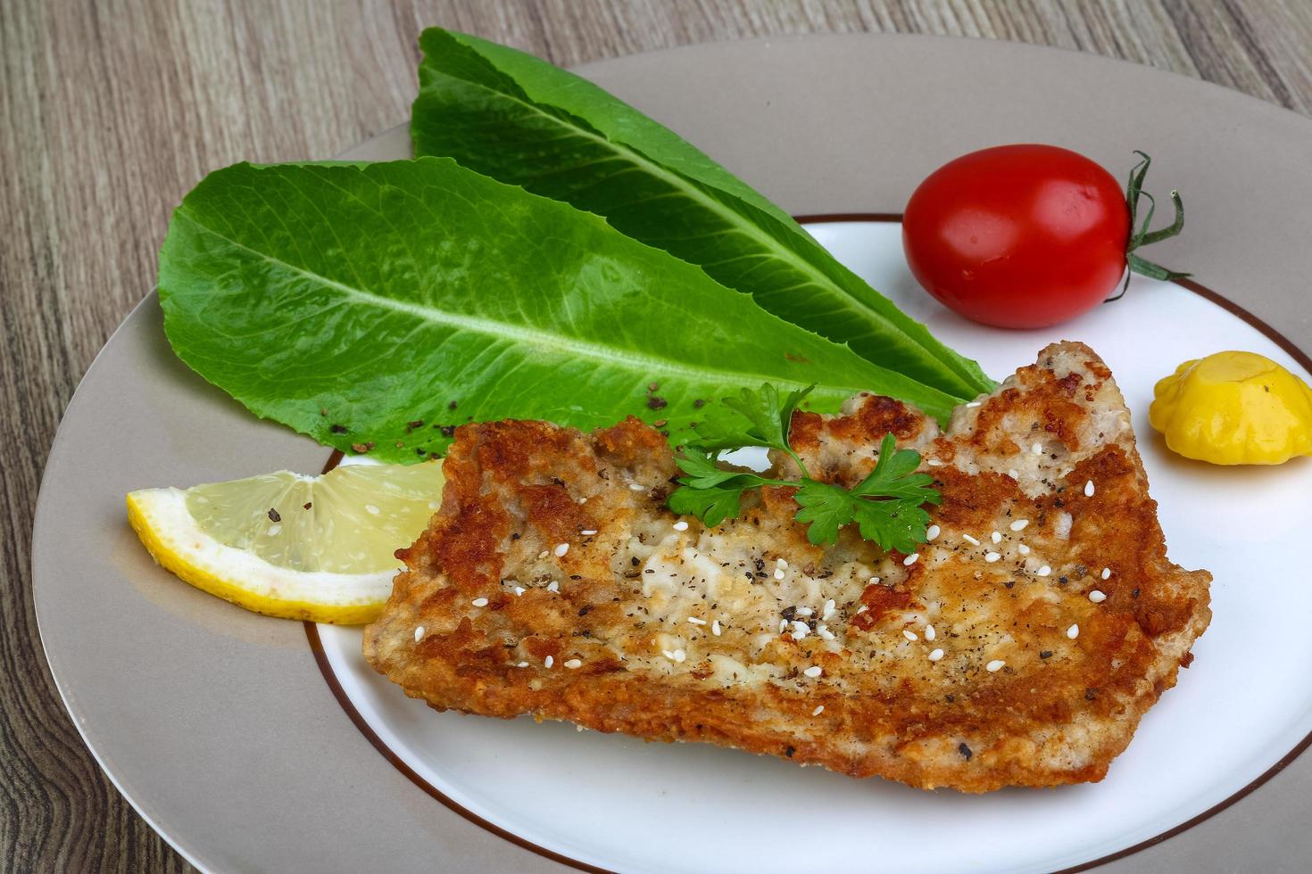 Schweineschnitzel auf dem Teller Nahaufnahme foto