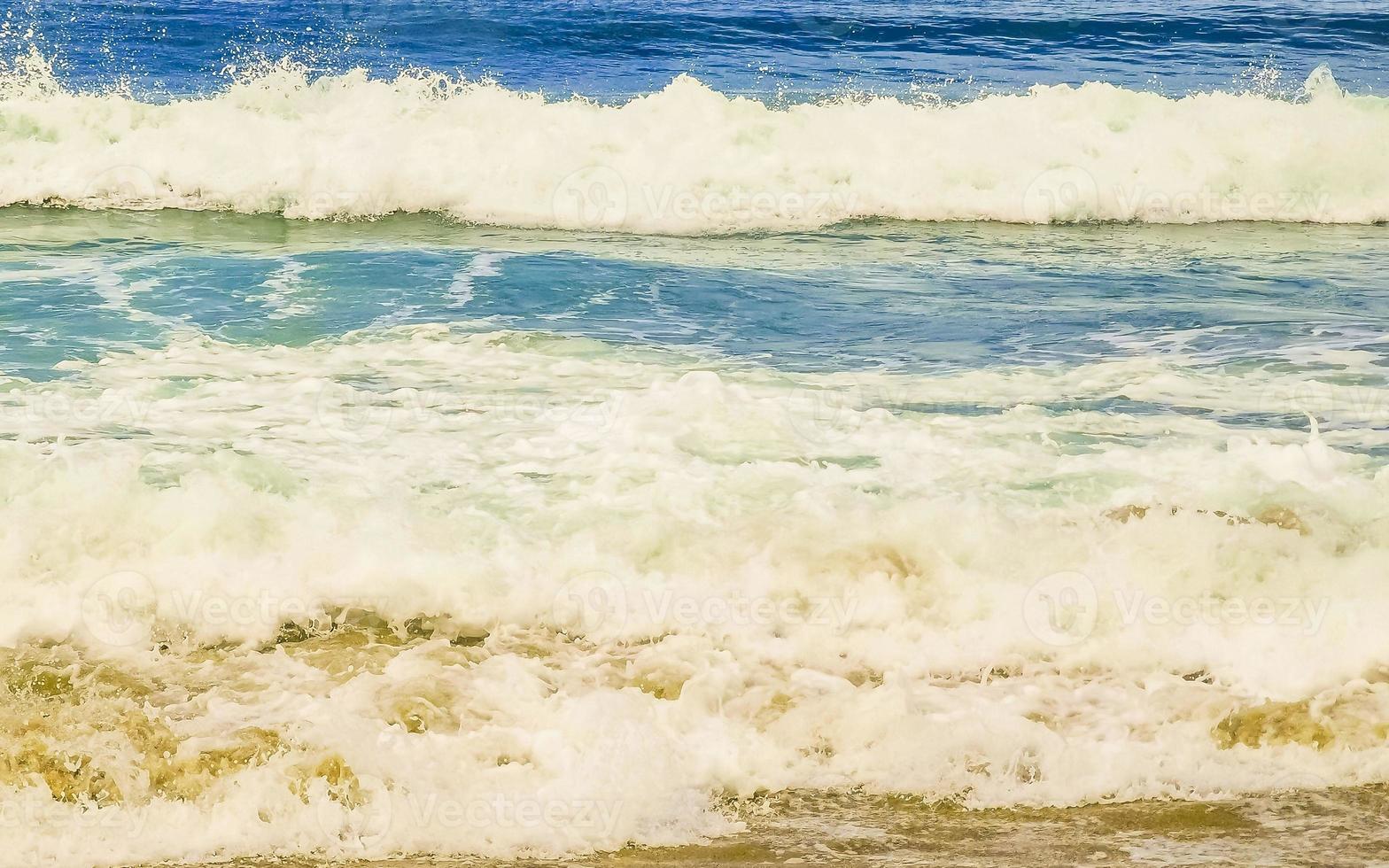 extrem riesige große surferwellen am strand puerto escondido mexiko. foto