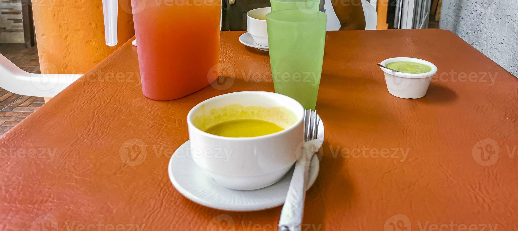 Gemüsesuppe mit Karotten, grünen Zwiebeln, Tomaten in weißer Schüssel. foto