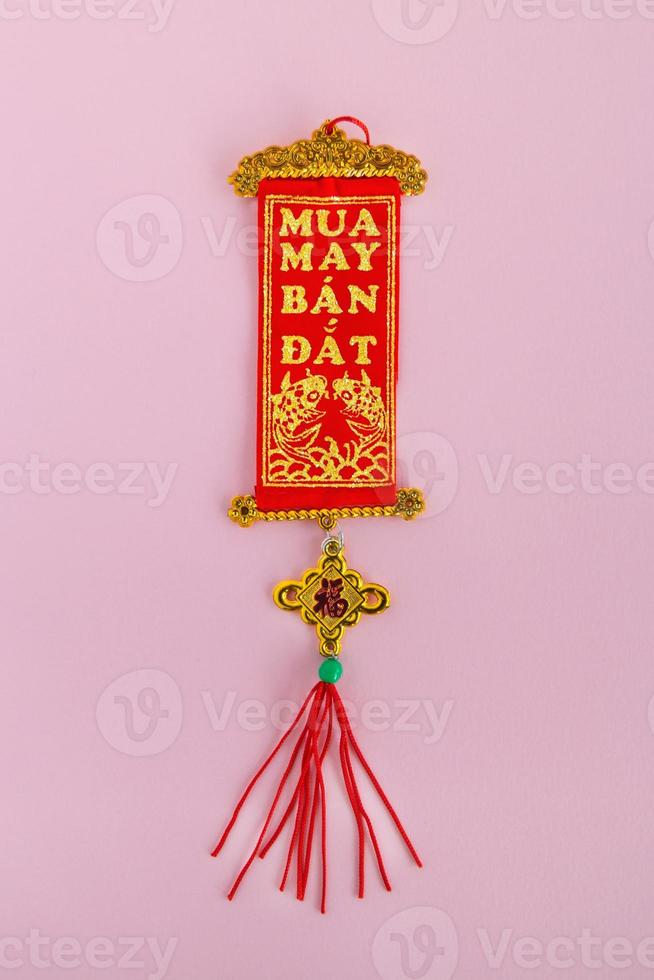 traditionelle vietnamesische und chinesische neujahrsdekoration rote und goldene farben auf rosa hintergrund, draufsicht. foto