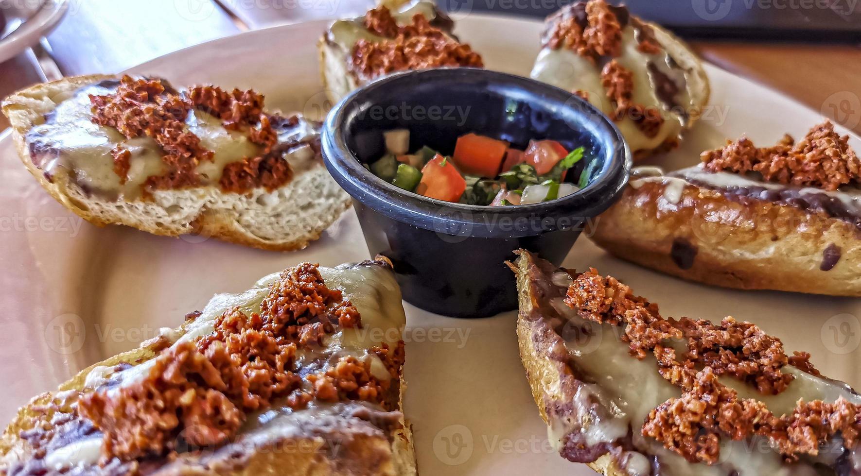 mexikanisches frühstücksbrötchen mit chorizos in oaxaca mexiko. foto