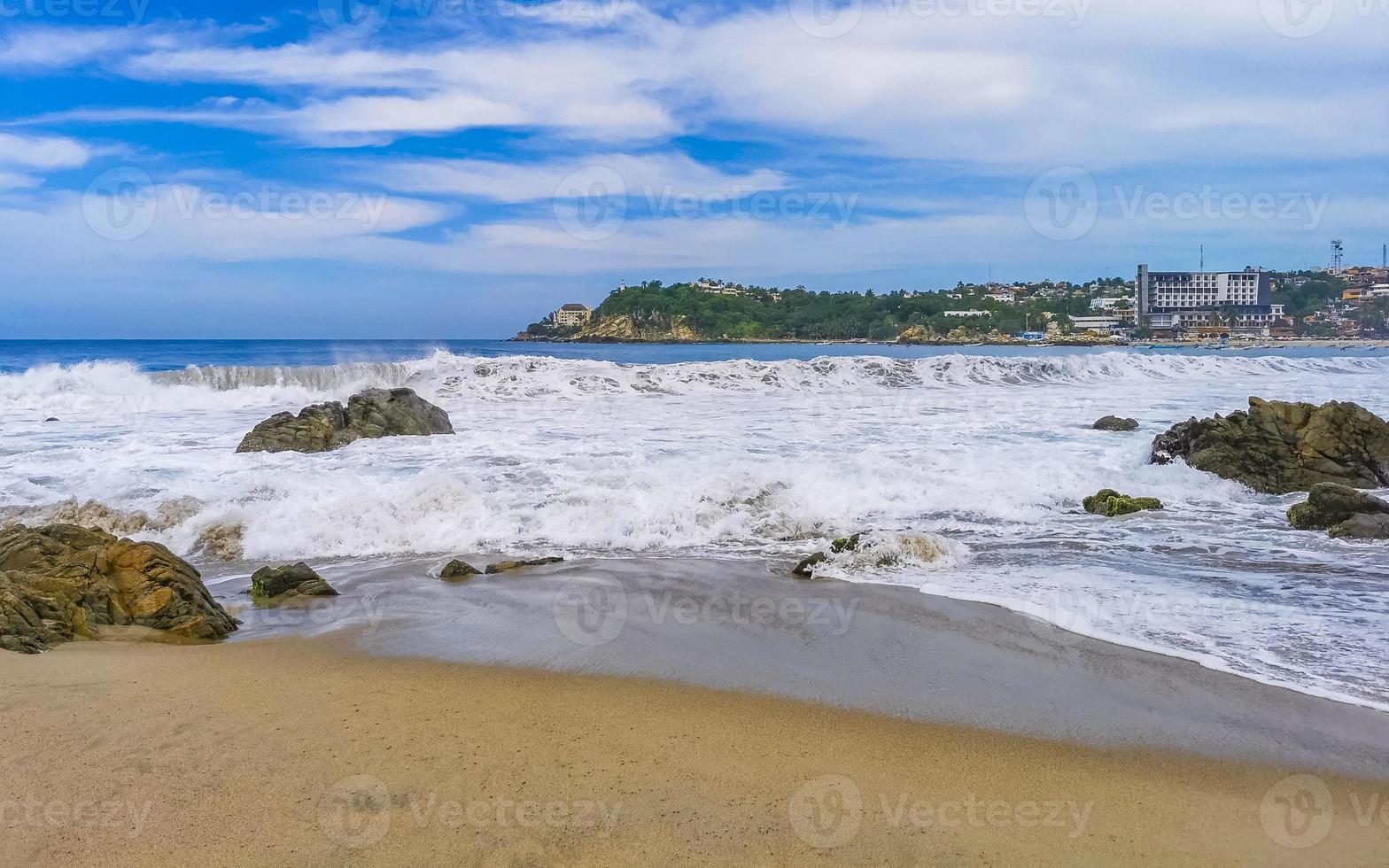 extrem riesige große surferwellen am strand puerto escondido mexiko. foto