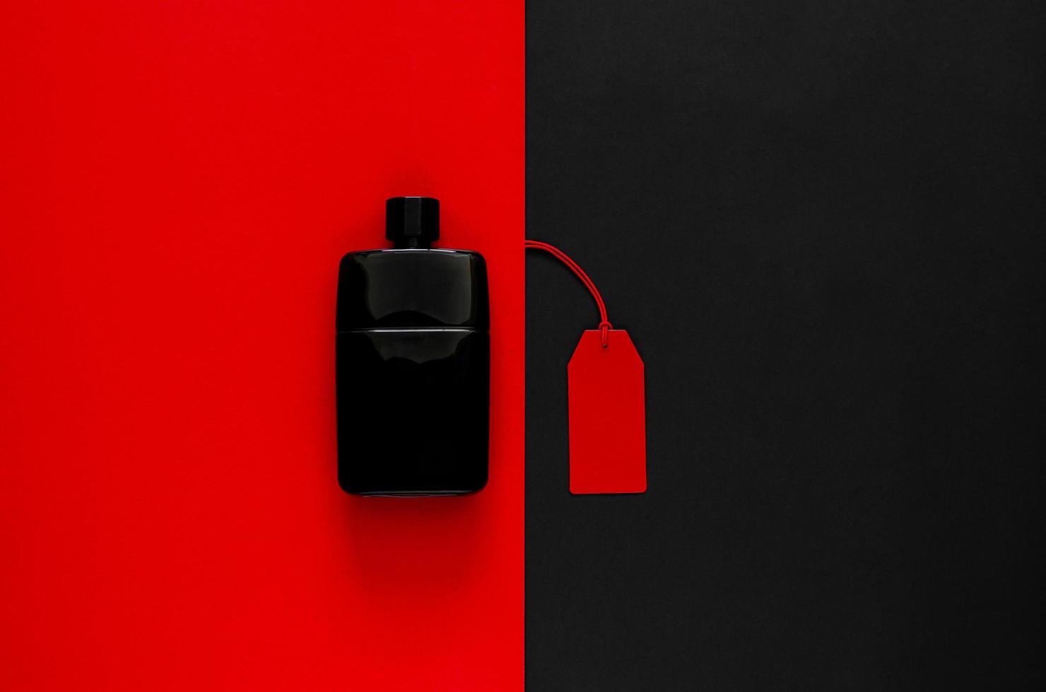 rote Preisschilder mit Rabattwaren auf rotem und schwarzem Hintergrund. schwarzer freitag-konzept. foto