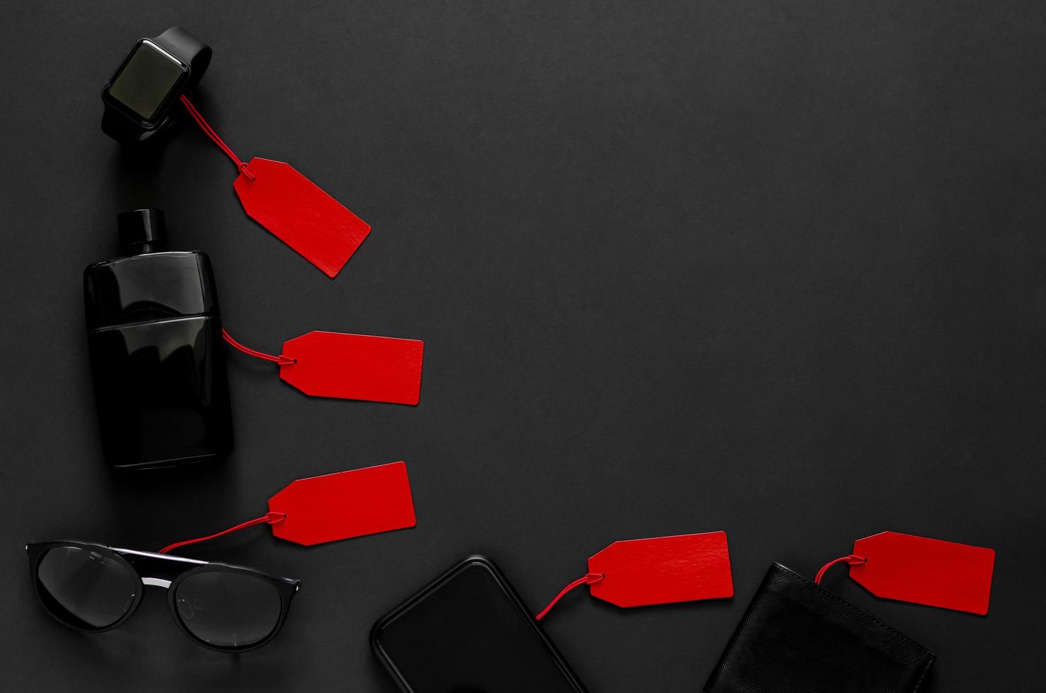 rote Preisschilder mit vielen Rabattwaren auf schwarzem Hintergrund. schwarzer freitag-konzept. foto