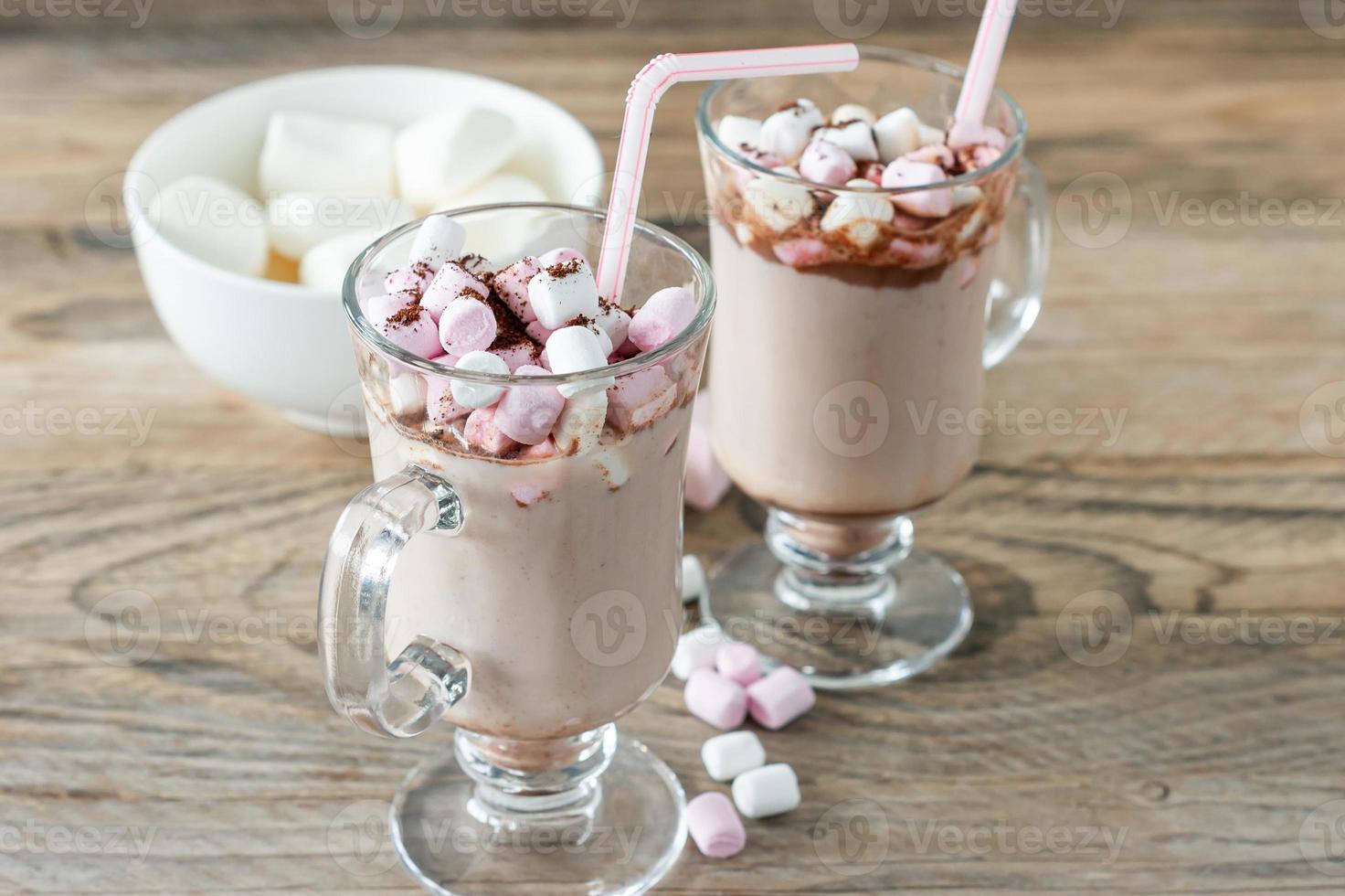 heißes kakao- oder schokoladengetränk mit marshmallow im glasbecher auf holztisch. konzept der gemütlichen weihnachts- und neujahrsferien, kopierraum foto