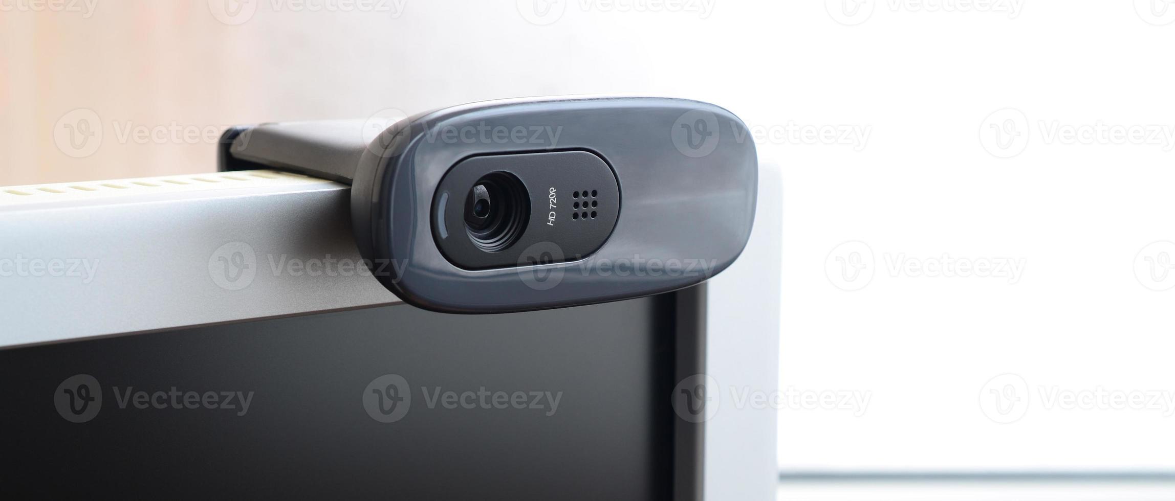 Eine moderne Webcam ist auf dem Gehäuse eines Flachbildschirms installiert. Gerät für Videokommunikation und Aufzeichnung von Videos in hoher Qualität foto
